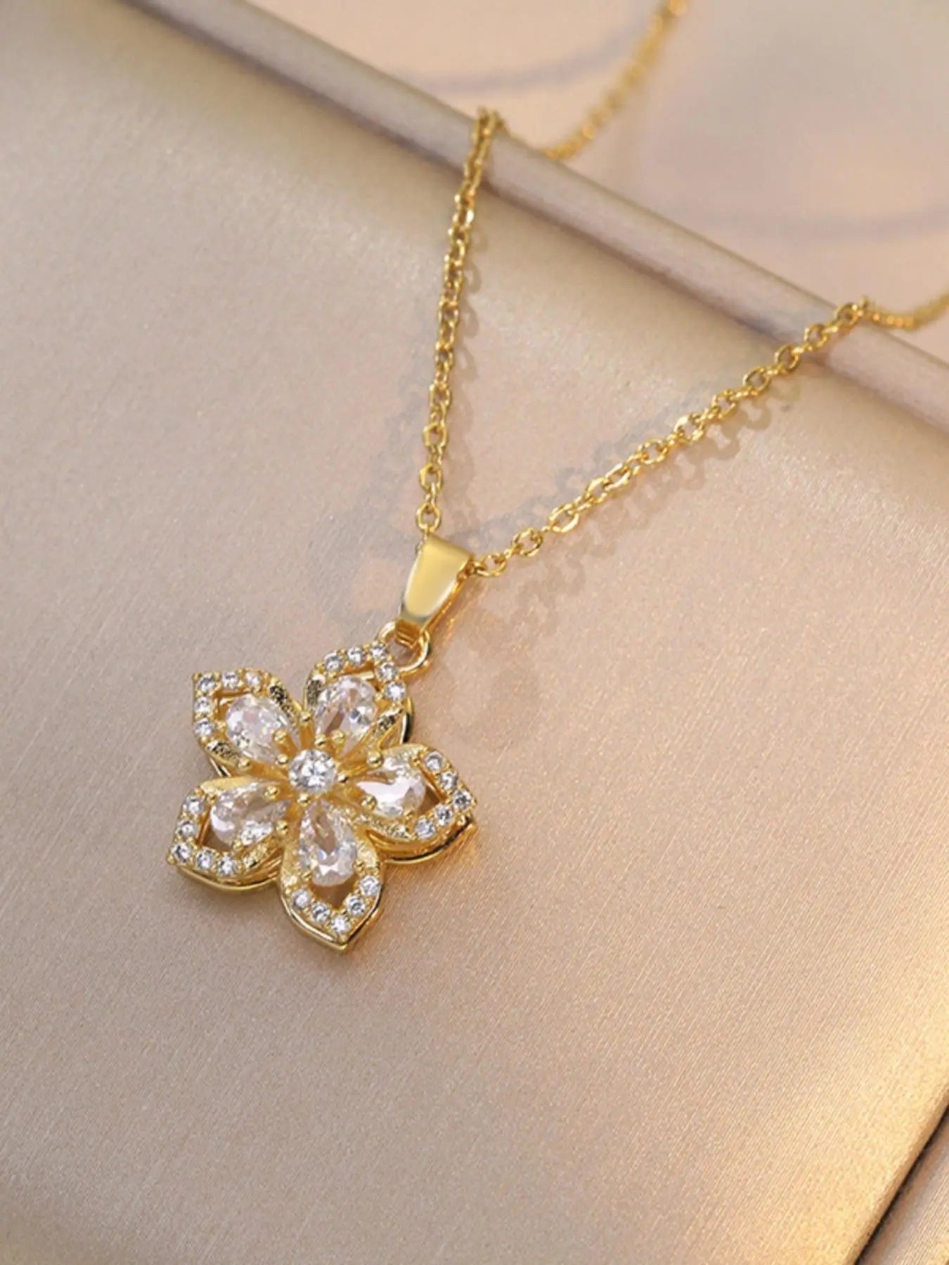 Rhinestone Flower Pendant Necklace